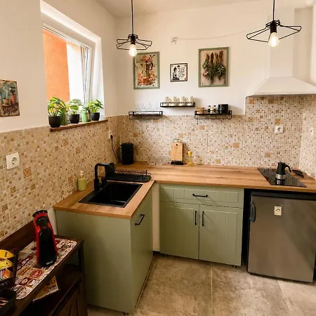 Solemente Boutique Garden Escape Near Budapest - Sleeps 5 *