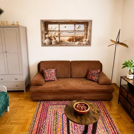 Solemente Boutique Garden Escape Near Budapest - Sleeps 5 דירה *