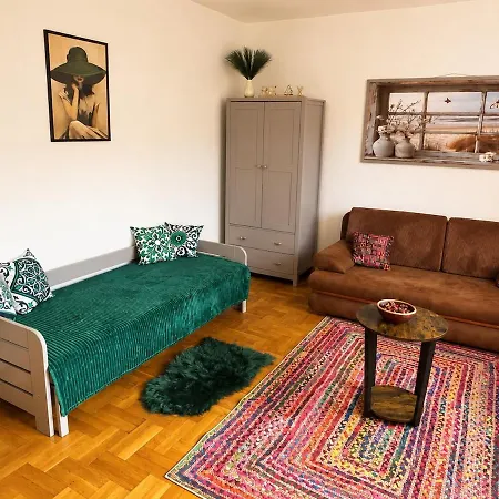 Solemente Boutique Garden Escape Near Budapest - Sleeps 5 Lägenhet