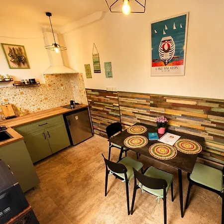 Solemente Boutique Garden Escape Near Budapest - Sleeps 5 Lägenhet