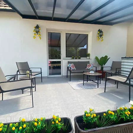 Solemente Boutique Garden Escape Near Budapest - Sleeps 5 Apartment