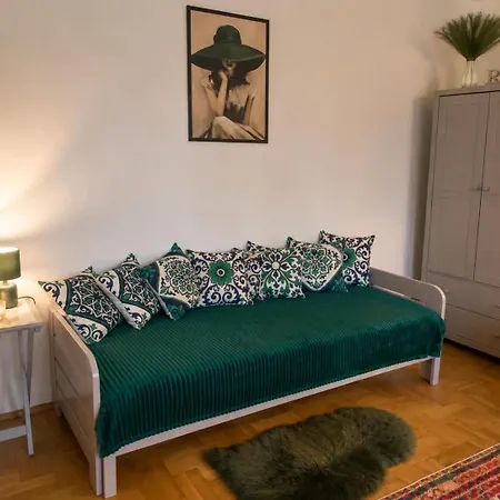 Apartment Solemente Boutique Garden Escape Near Budapest - Sleeps 5 *